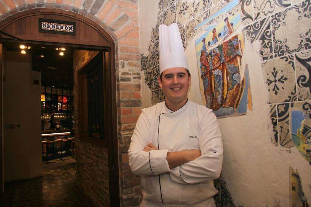 Marc Mañosa, chef de Bebemos, en la entrada del restaurante. (EL CORREO)