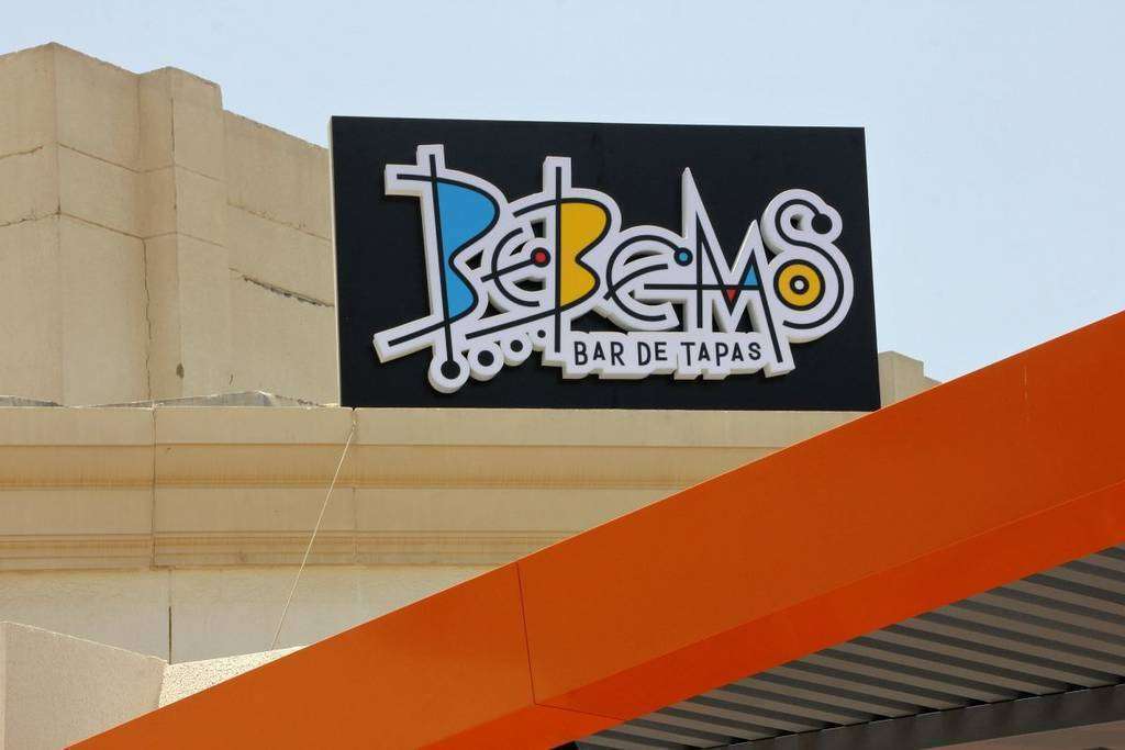 El nombre del restaurante Bebemos ya luce con intensidad en Dubai. (EL CORREO)