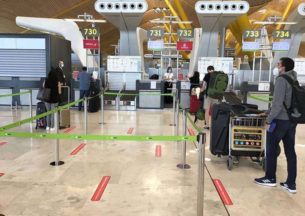 Cinco de los ocho pasajeros que viajaron de Madrid a Dubai en el avión de Emirates el 21 de junio en el proceso de facturación. (EL CORREO) Cinco de los ocho pasajeros que viajaron de Madrid a Dubai en el avión de Emirates el 21 de junio en el proceso de facturación. (EL CORREO)