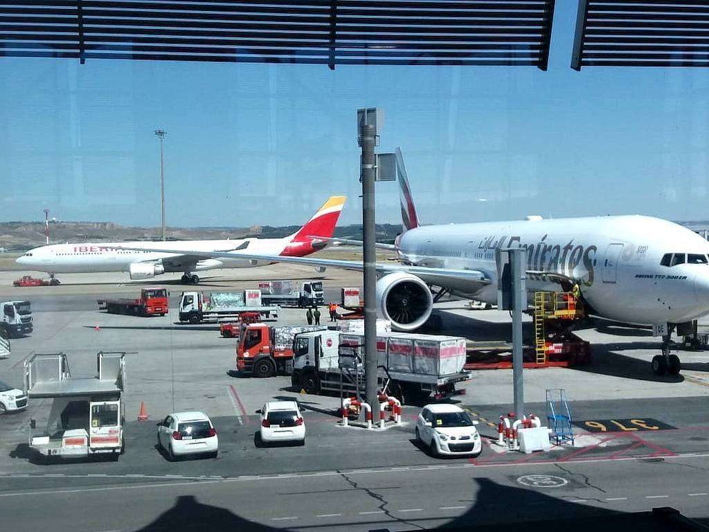 Avión de Emirates en el aeropuerto de Madrid junto a una aeronave de Iberia. (EL CORREO)