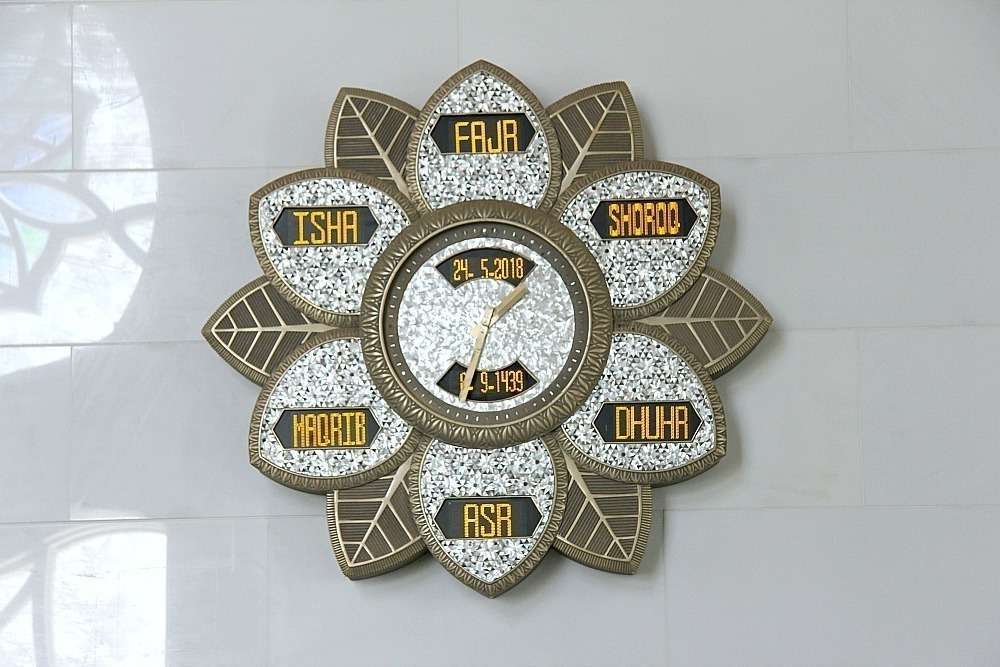 Reloj en la Gran Mezquita Zayed de Abu Dhabi que marca las horas de las oraciones. (EL CORREO)