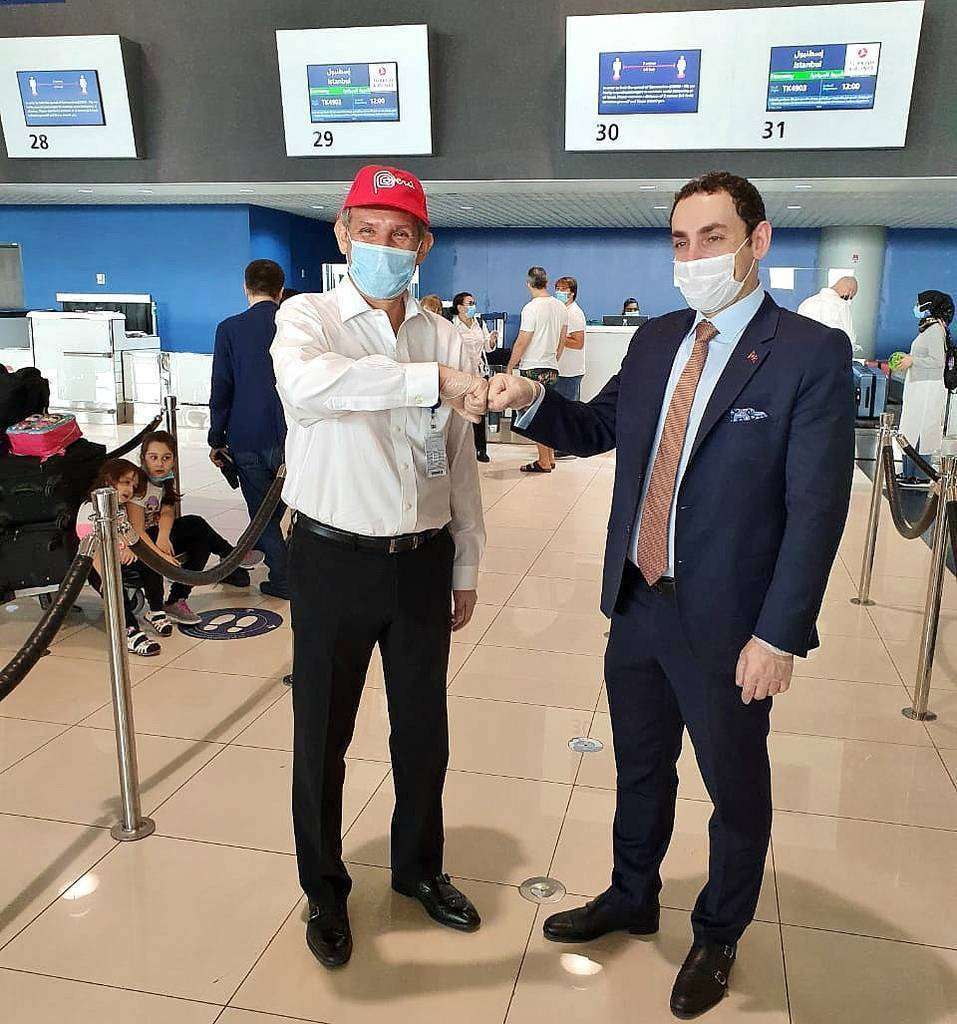 El cónsul general del Perú en Dubai, Marco Antonio Santiváñez Pimentel, junto al cónsul general de Turquía, Ilker Kilic, en el Aeropuerto Internacional de la ciudad emiratí antes de la salida del vuelo. (EL CORREO)