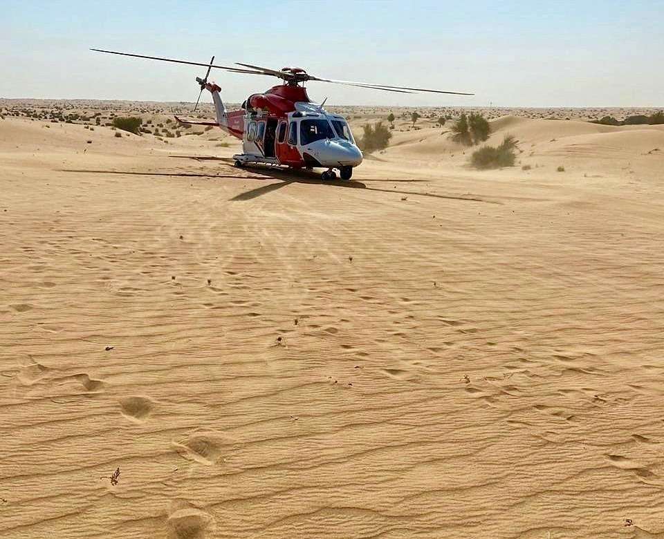 El helicóptero de rescate, sobre las arenas del desierto de Margham en Dubai. (WAM)
