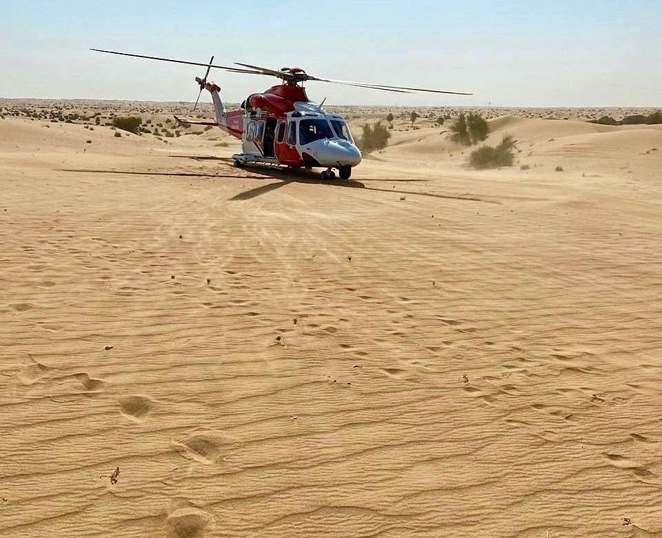 El helicóptero de rescate, sobre las arenas del desierto de Margham en Dubai. (WAM)