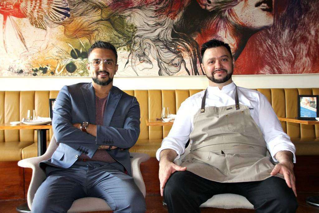 Roberto Ávila, gerente de El Sur -izquierda-, y Daniel Pérez Delgado, chef del establecimiento, en el restaurante, situado en Dubai Marina. (EL CORREO)