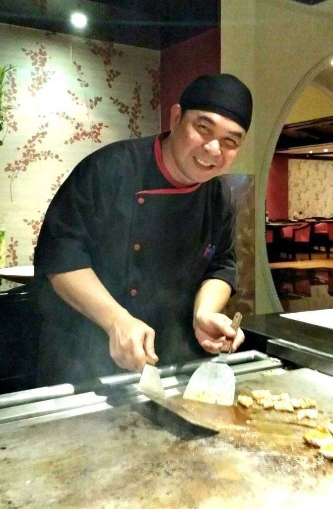 El chef Jassie ofrece espectáculos culinarios en vivo. El chef Jassie ofrece espectáculos culinarios en vivo.