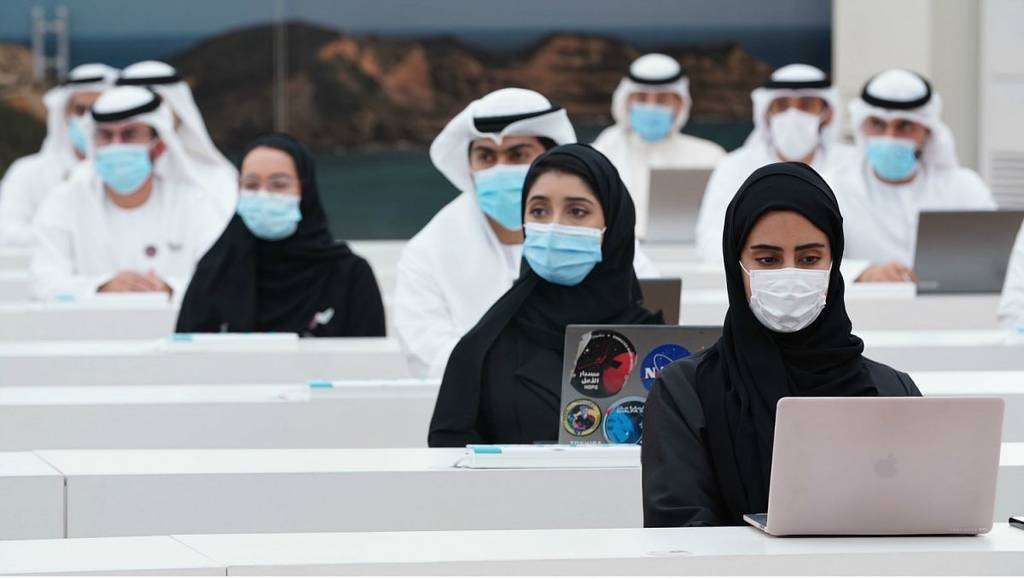 Ingenieros emiratíes durante la reunión previa al lanzamiento de la sonda Hope que el sábado por la noche mantuvieron con los líderes de EAU. (WAM) Ingenieros emiratíes durante la reunión previa al lanzamiento de la sonda Hope que el sábado por la noche mantuvieron con los líderes de EAU. (WAM)