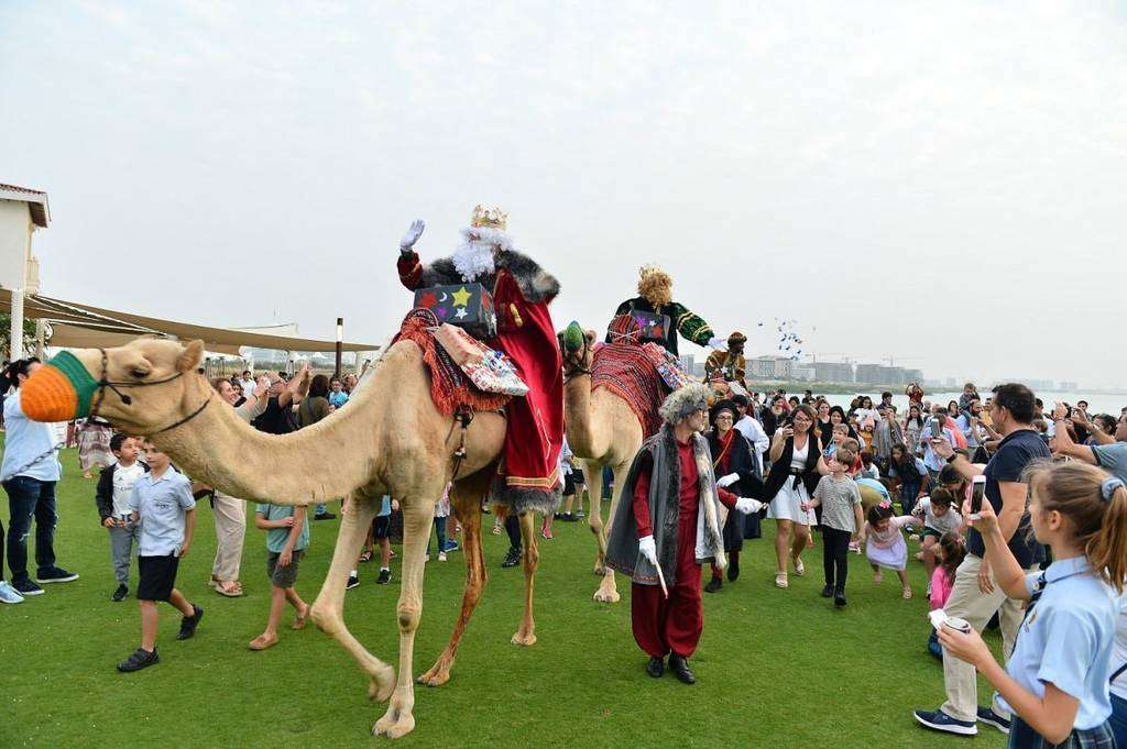 Los Reyes Magos ofrecieron una impresionante imagen a su llegada en camellos a Abu Dhabi. (Manaf K. Abbas)