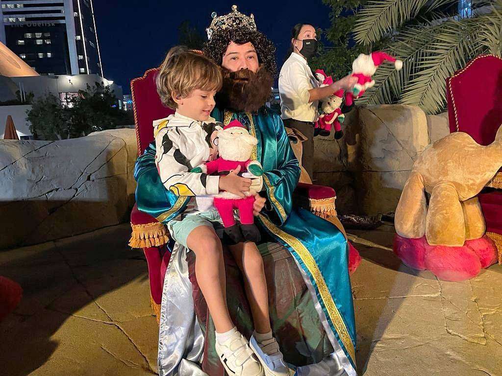 Los Reyes han vuelto a traer la alegría y la ilusión a los niños de Dubai en 2021. (C. Pérez / EL CORREO)