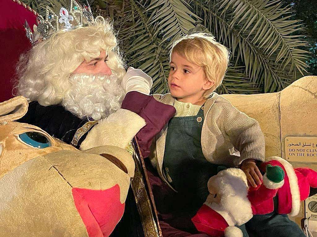 El cruce de miradas entre el niño y el Mago deja claro el éxito de los Reyes 2021 en Dubai. (C. Pérez / EL CORREO)