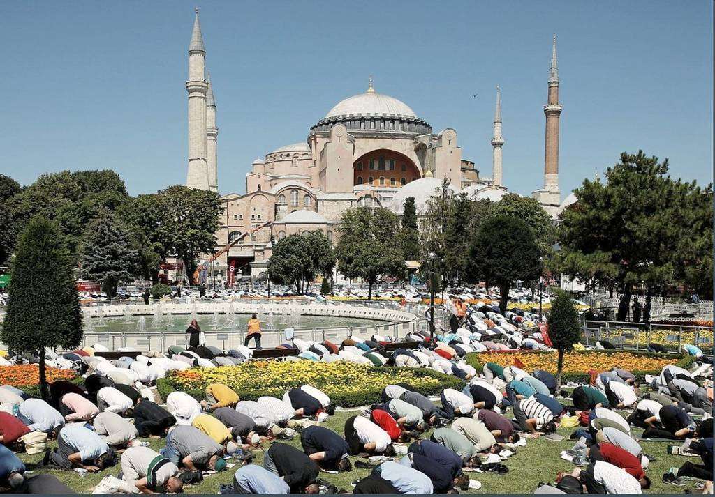 Primer rezo musulmán en el templo de Santa Sofía en Estambul. (@TN21sv) Primer rezo musulmán en el templo de Santa Sofía en Estambul. (@TN21sv)