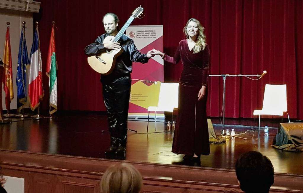 La cantaora Rocío Márquez y el guitarrista Canito reciben el reconocimiento del público tras su actuación en Abu Dhabi. (EL CORREO)