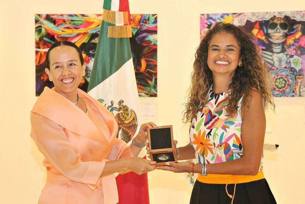 La alegría de Rocío Rocdríguez -derecha- tras recibir de la embajadora la medalla de plata como 'Mexicana Distinguida'. (EL CORREO)