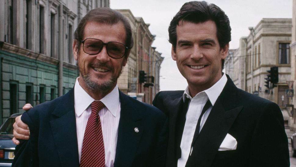 Roger Moore -izquierda- junto a Pierce Brosnan.