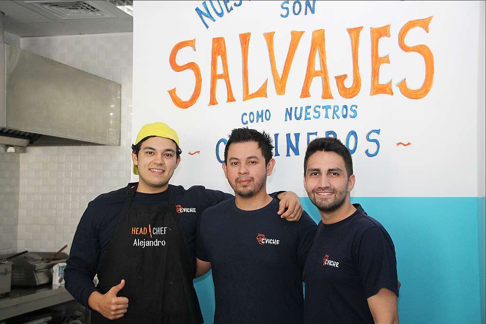 Los pilotos salvadoreños se han reinventado como 'salvajes' cocineros. (EL CORREO)