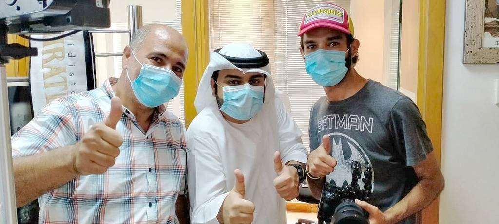 El equipo de Sama TV, perteneciente al Grupo Dubai TV, en la redacción de EL CORREO DEL GOLFO en Dubai. (EL CORREO)