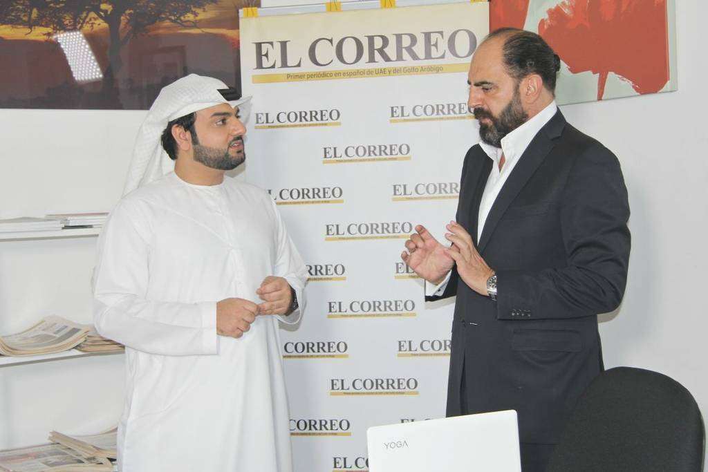 Arturo Manso, presidente de EL CORREO DEL GOLFO -derecha, conversa con el periodista de Sama TV Ibrahim Ustadi momentos antes de iniciarse la entrevista. (EL CORREO)