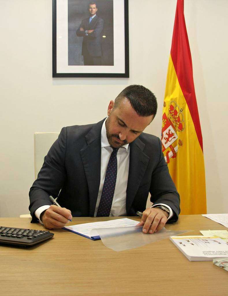 El diplomático Santiago Jiménez, en su despacho de la Embajada de España en Abu Dhabi. (EL CORREO)