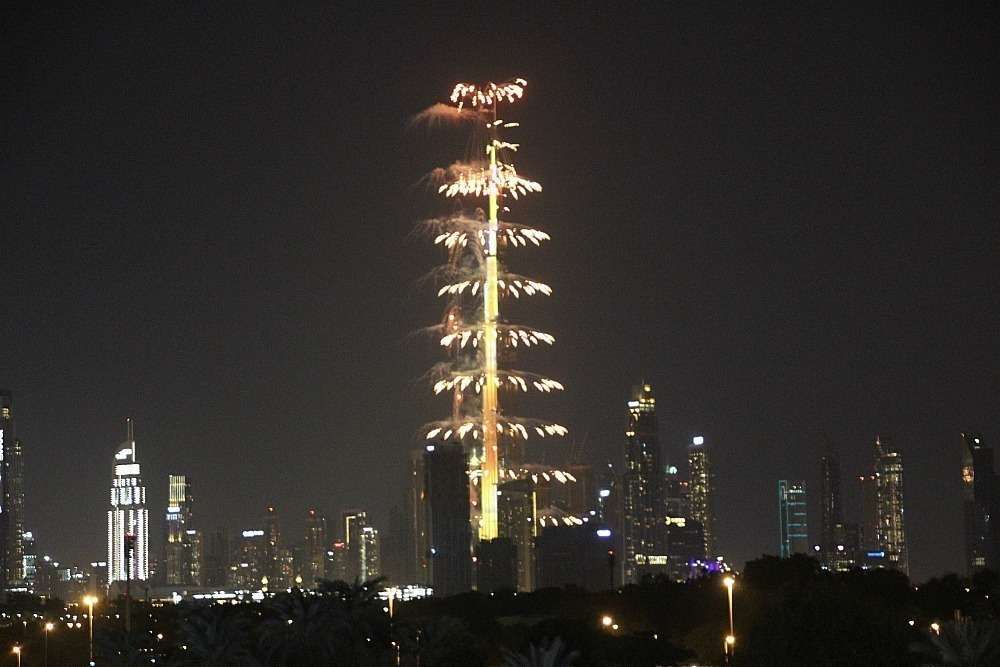 Imagen de los fuegos artificiales del Burj Khalifa en Dubai desde las terrazas del hotel Raffles. (EL CORREO)
