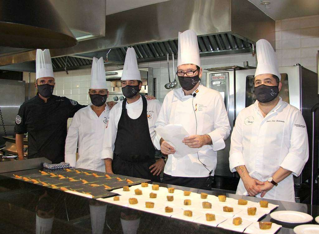 Los chefs españoles, durante el acto de LaLiga y el grupo Barceló en el hotel Dukes de La Palmera en Duba. (EL CORREO) Los chefs españoles, durante el acto de LaLiga y el grupo Barceló en el hotel Dukes de La Palmera en Duba. (EL CORREO)
