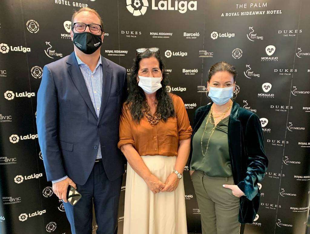 De izquierda a derecha, Juan Carlos Reina, director general del hotel Dukes de La Palmera de Dubai; Amelia Cruzado, coordinadora de elcorreo.ae y autora de este texto; y Raquel López, responsable de Márketing en el grupo Barceló para Oriente Medio. (EL CORREO) De izquierda a derecha, Juan Carlos Reina, director general del hotel Dukes de La Palmera de Dubai; Amelia Cruzado, coordinadora de elcorreo.ae y autora de este texto; y Raquel López, responsable de Márketing en el grupo Barceló para Oriente Medio. (EL CORREO)