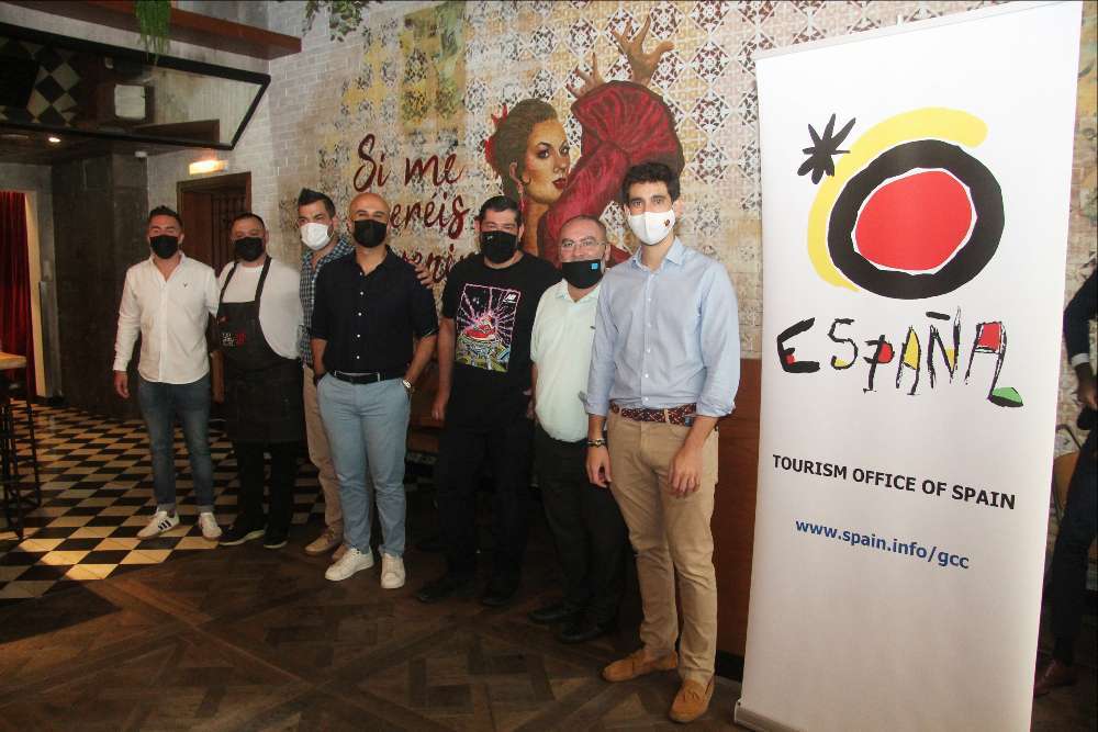 Daniel Rosado, director de la Oficina de Turismo de España en EAU -derecha-, junto a responsables de restaurantes participantes en la Semana de la Tapa. (EL CORREO)