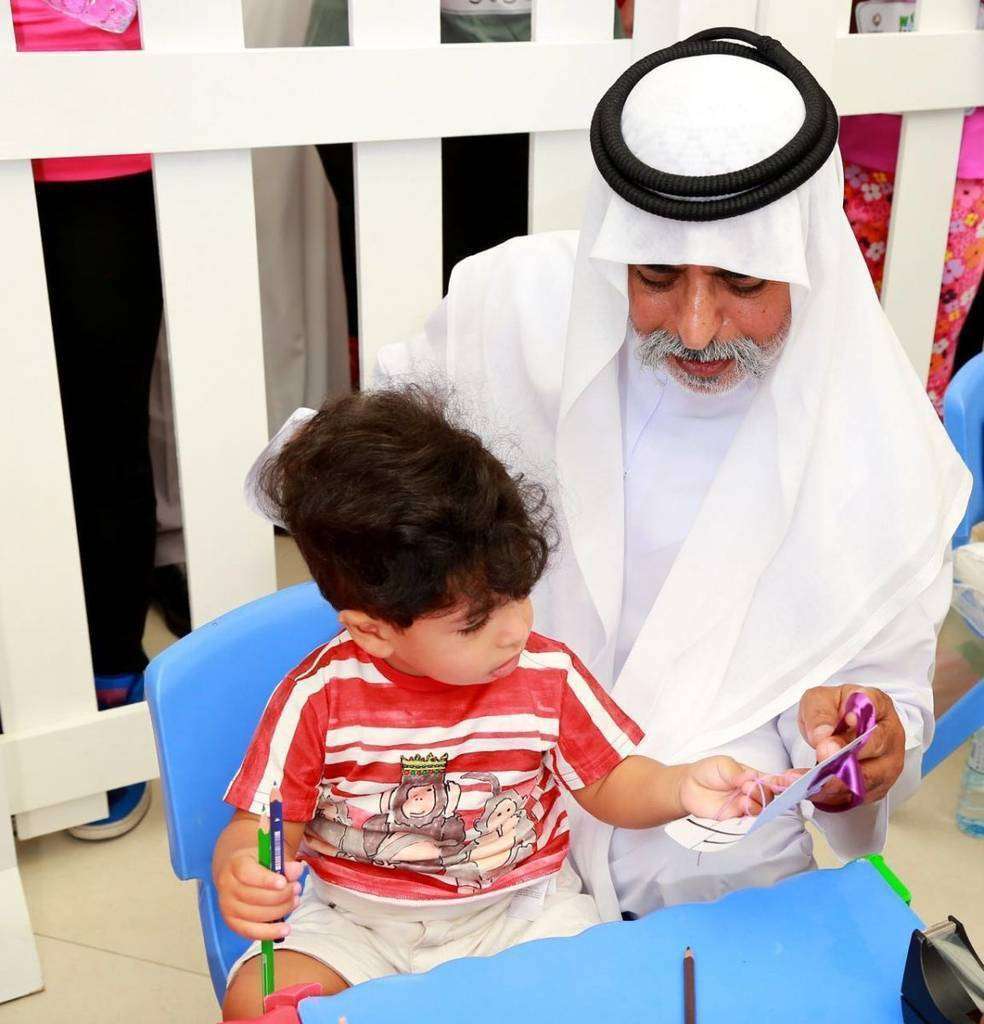 El jeque Nahyan bin Mubarak Al Nahyan junto a si nieto en el acto celebrado por SmallWorld en Abu Dhabi. (Cedida)