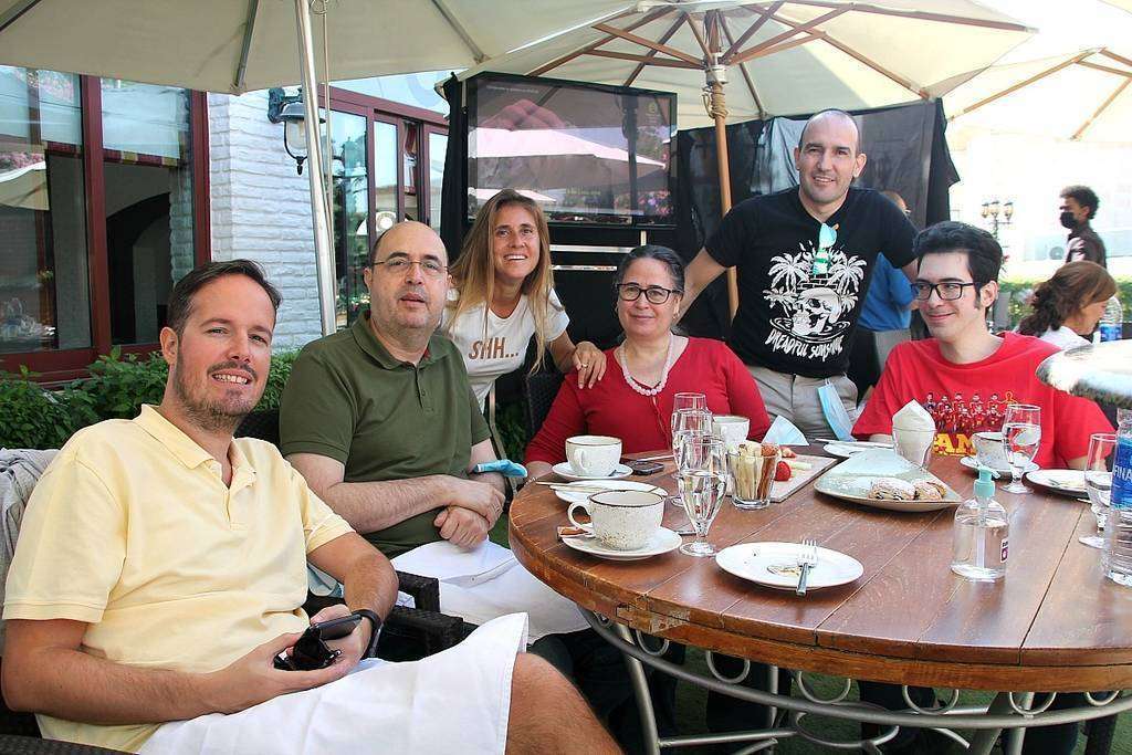Antonio Gámez y familia junto a otros españoles durante el encuentro desarrollado en el Seville's para seguir el sorteo de la Lotería de Navidad. (EL CORREO)