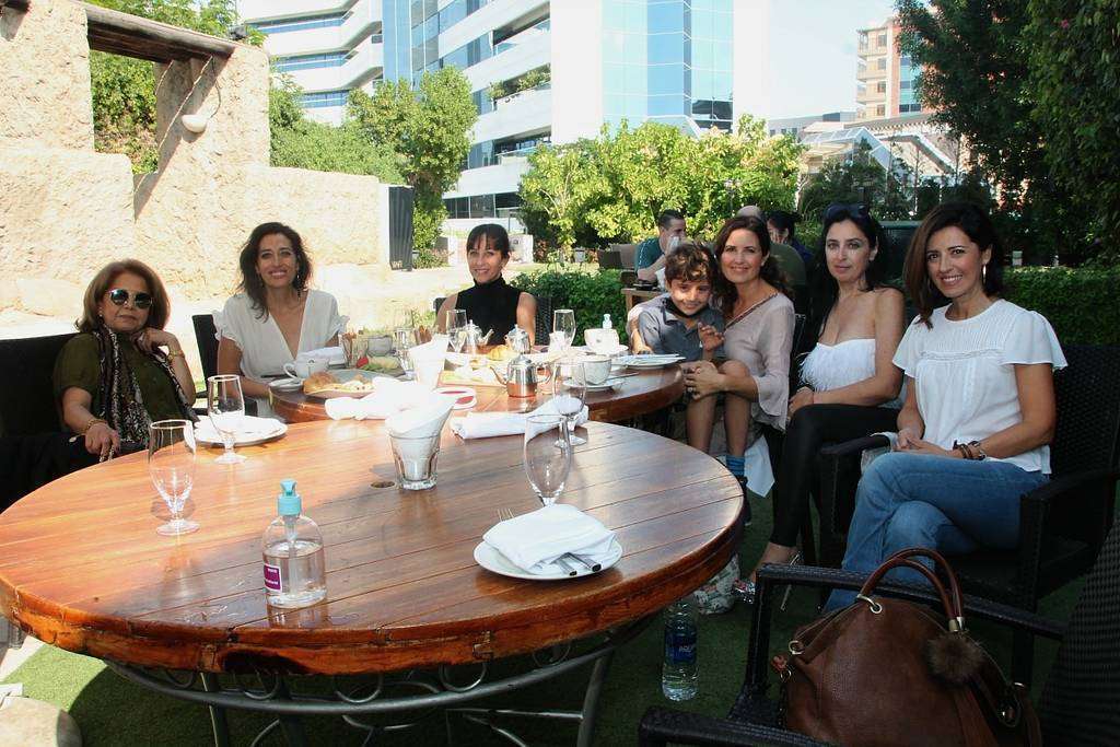 Españolas disfrutan en Dubai de la mañana del sorteo de Navidad en la terraza del Seville's. (EL CORREO)