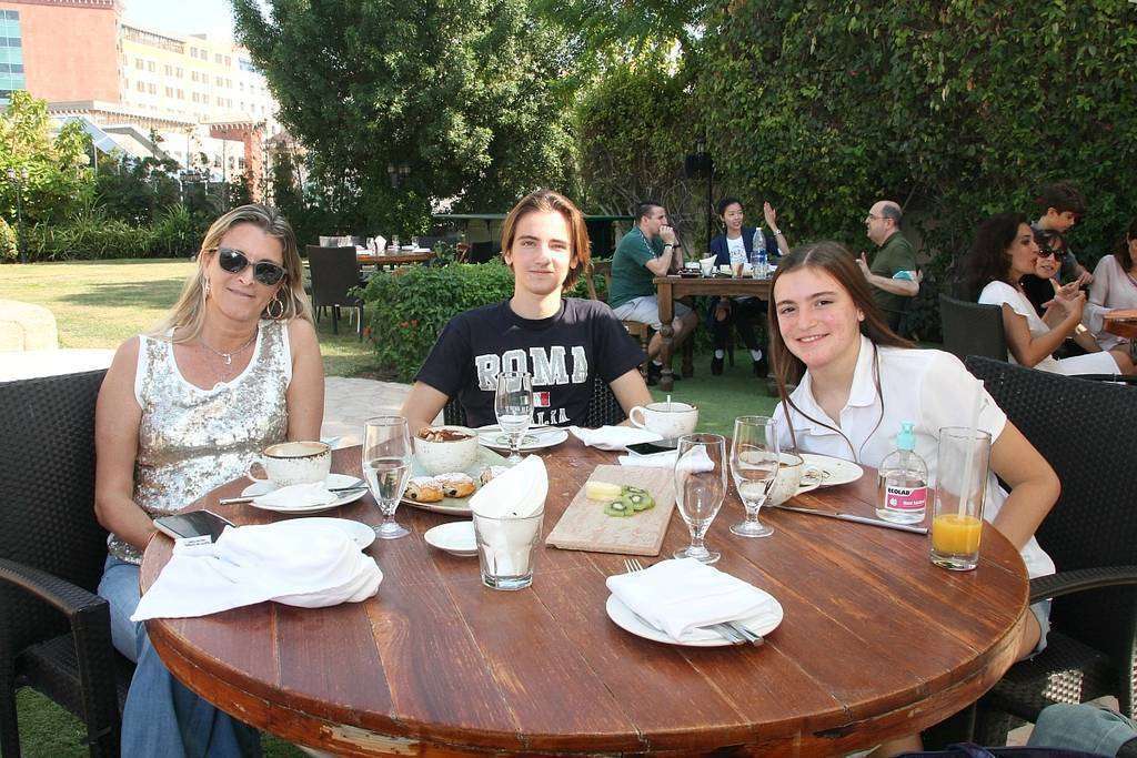 Desayuno en familia mientras se escucha como los Niños de San Ildefonso cantan los números premiados. (EL CORREO)