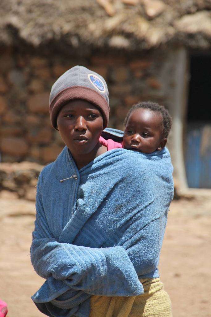 Mujer de Lesotho porta a su hijo sobre la espalda. (Rafael González García de Cosío)