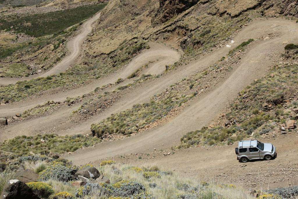 Sani Pass desde arriba con detalle de todoterreno. (Rafael González García de Cosío)