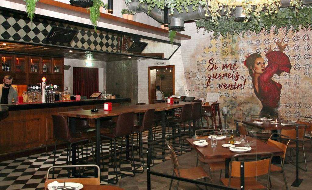 Espectacular 'Jamón Bar', listo para nuestros grandes encuentros y tertulias entre amigos y paisanos en Dubai. (EL CORREO)