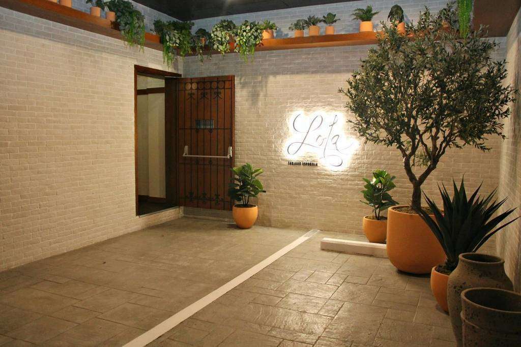 La puerta de 'Lola', con su macetas y el sabor más puro estilo andaluz. (EL CORREO)