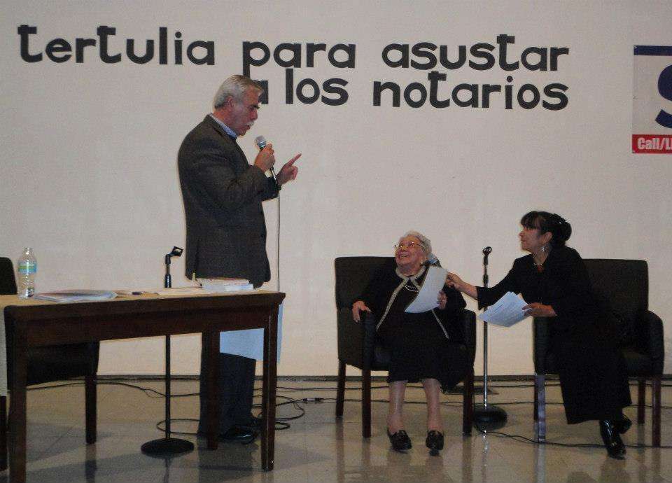 Homenaje a la docente y escritora colombiana Josefina Lombana en la 'Tertulia para asustar Notarios'. (Cedida)