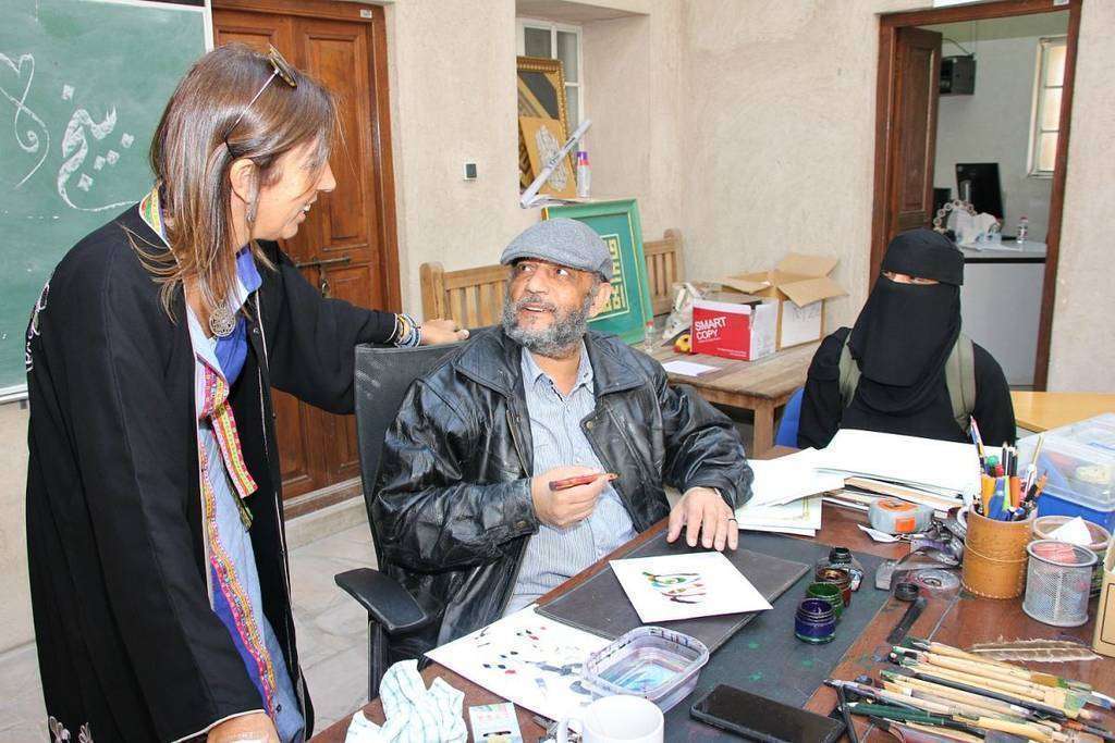 María Tello en Al Fahidi con el caligrafista árabe Abdulfattah Mohamed Al Saeed y la saudí Sarah. (EL CORREO)