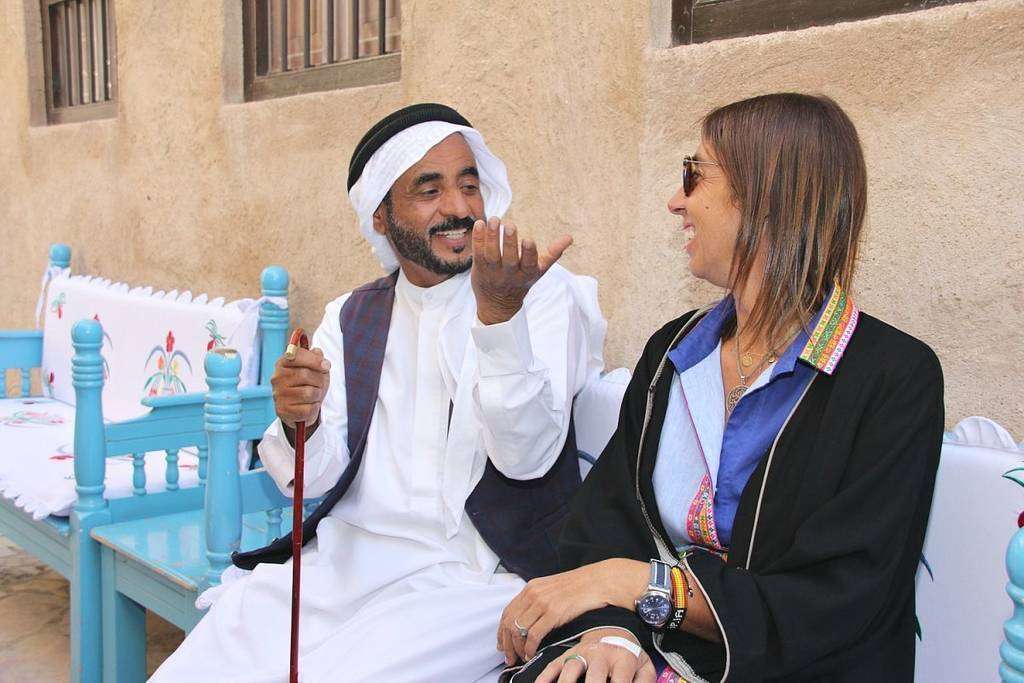 Talking to the people of Al Fahidi is a regular part of Passion Dubai Tours. (EL CORREO)