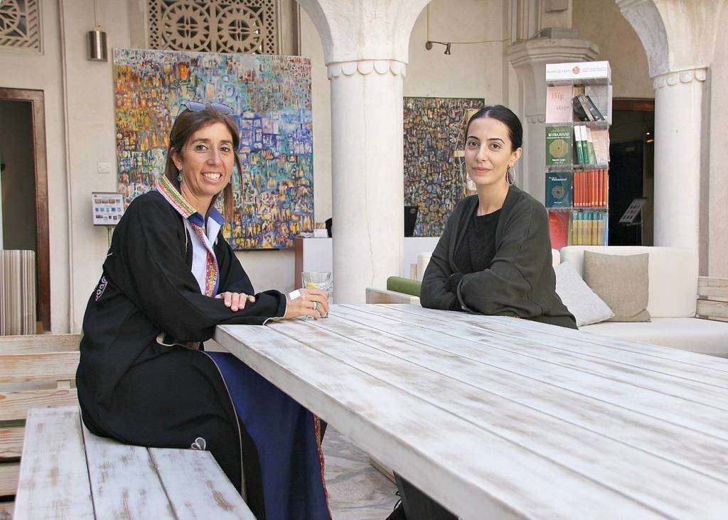 The Director of Passion Dubai Tours with Afia Kham at the Alserkal Foundation. (EL CORREO)
