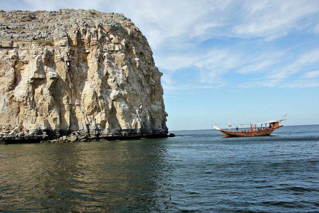 Barco tradicional en los fiordos de Musandam en el norte del Sultanato de Omán. (EL CORREO)