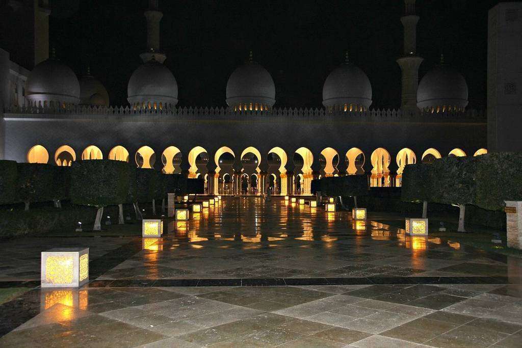 Night view of the Grand Zayed Mosque in Abu Dhabi. (EL CORREO)