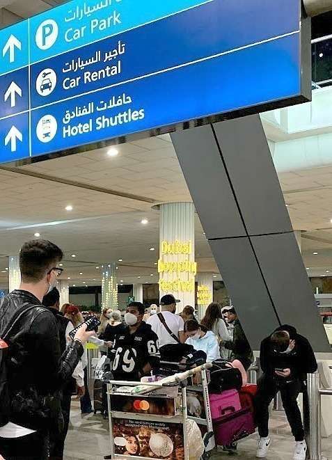 Cientos de personas abarrotaban el Aeropuerto Internacional de Dubai a la 1 de la madrugada del 24 de diciembre. (EL CORREO)