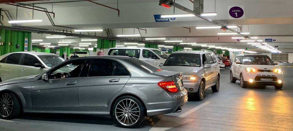 Una imagen insólita: un coche aguarda a que se quede libre una plaza de aparcamiento en una desbordada Terminal 3 del Aeropuerto Internacional de Dubai. (EL CORREO)