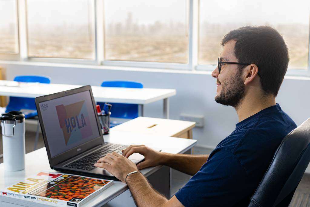 Profesor nativo certificado imparte clases durante el curso de español para niños en UCAM Dubai. (Cedida)