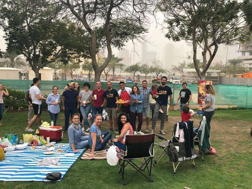 Barbacoa de UCAM DUBAI en Zaabel park el pasado marzo. (Cedida)
