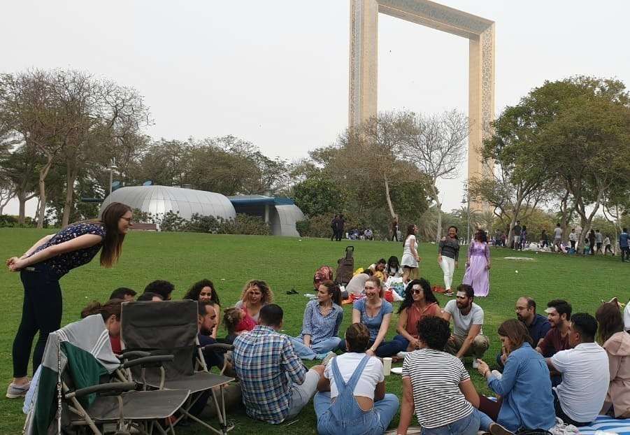 Aprendiendo español con UCAM mientras se disfruta de los jardines situados junto al Marco de Dubai. (Cedida)