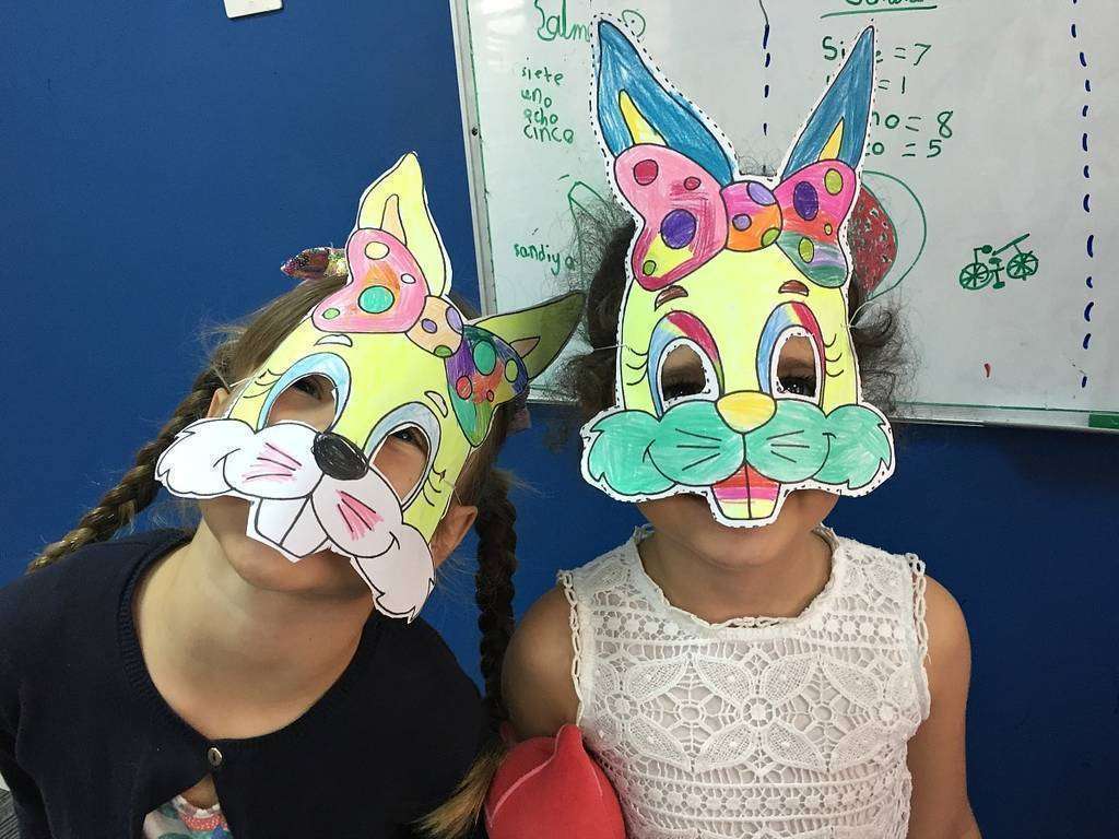 Niñas durante el pasado Campamento de Primavera: aprendizaje del español y diversión. (Cedida)