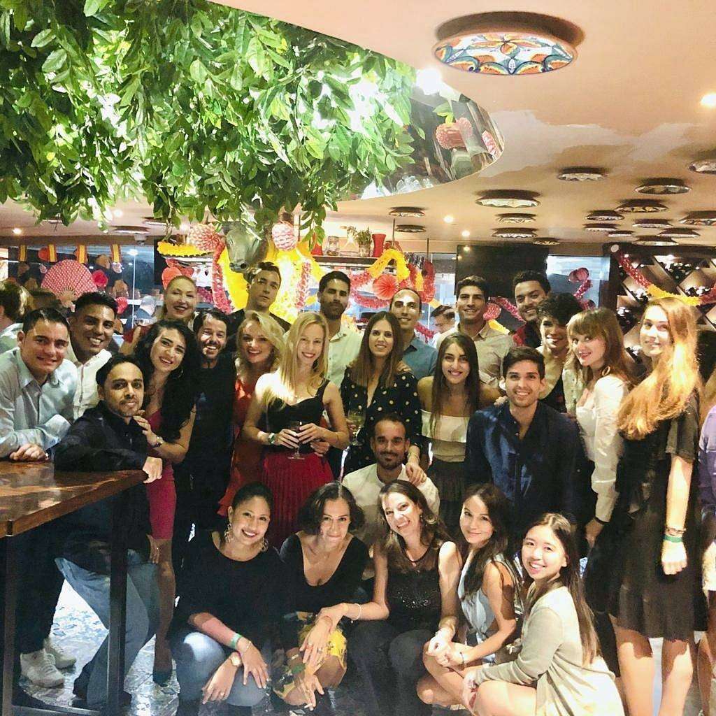 Alumnos de UCAM Dubai celebran la Feria de Abril en el restaurante Casa de Tapas. (Cedida)