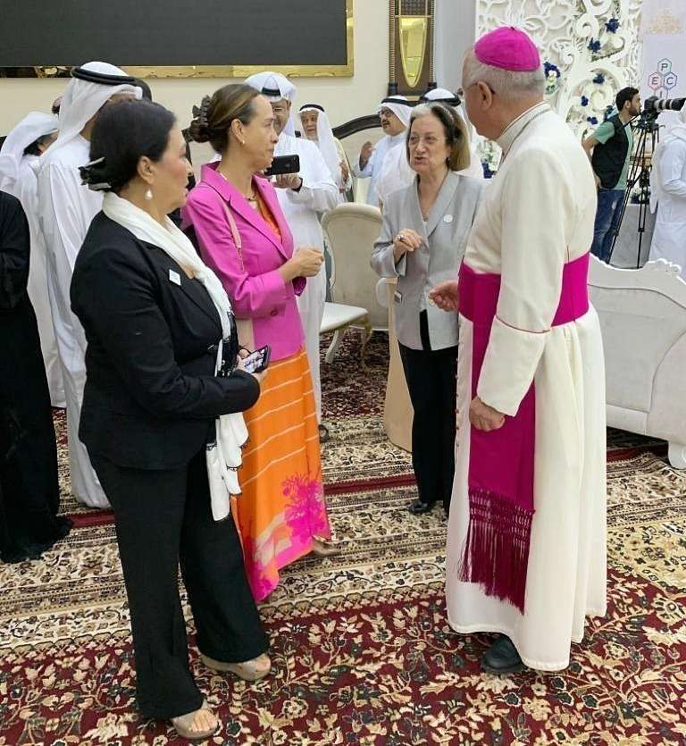De izquierda a derecha, la pintora mexicana Myriam Kruisheer; la embajadora de México, Francisca Méndez; la antropóloga española Inocenta Sánchez; y el obispo católico Paul Hinder, conversan durante el transcurso de la conferencia. (EL CORREO)