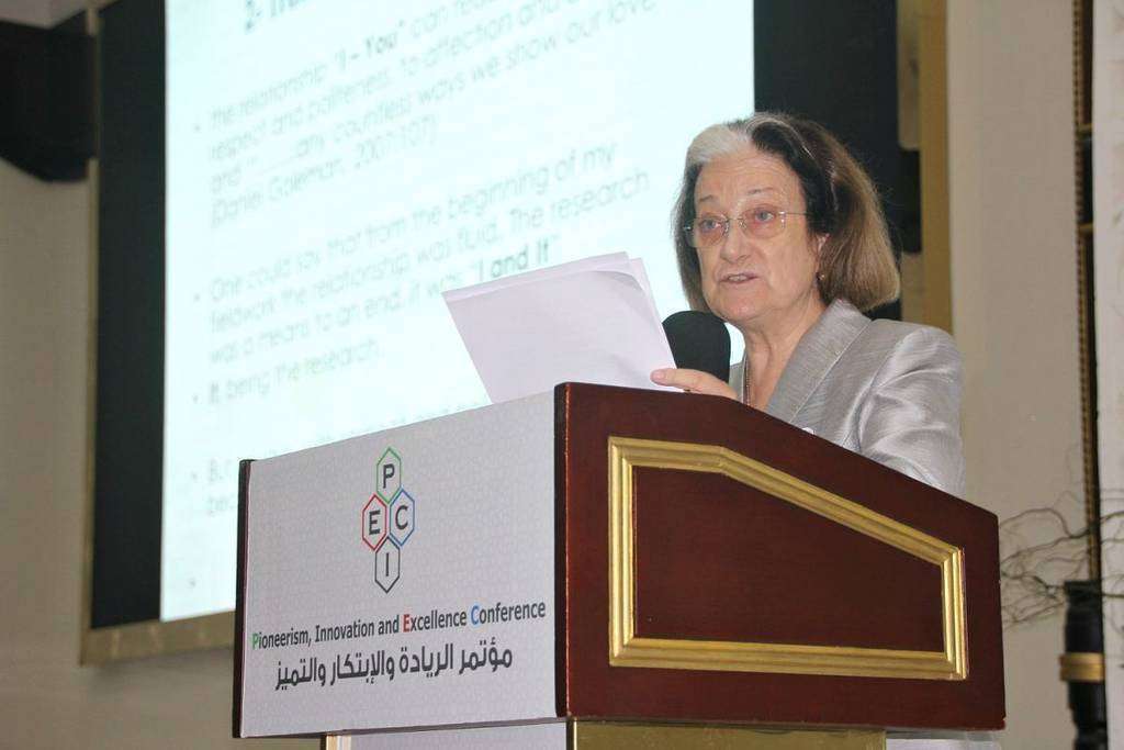 Inocenta Sánchez se dirige a los asistentes desde la tribuna de oradores. (EL CORREO)