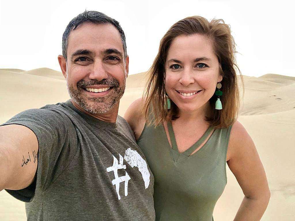 Vanesa Pérez Garvi junto a su marido, Mario Nolla, en el desierto. (Cedida)